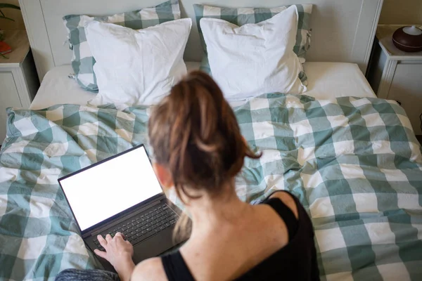 Yatakta Dizüstü Bilgisayar Tablet Kullanan Kadın Kopya Alanı Için Boş — Stok fotoğraf