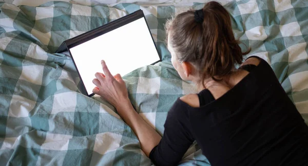 Mulher Usando Laptop Tablet Cama Branco Tela Vazia Para Espaço — Fotografia de Stock