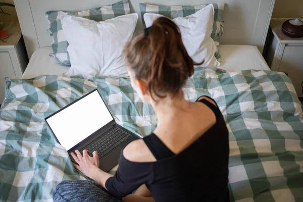 Kvinna Som Använder Laptop Eller Tablett Sängen Vit Tom Skärm — Stockfoto
