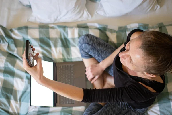 Vrouw Met Laptop Tablet Bed Wit Leeg Scherm Voor Kopieerruimte — Stockfoto