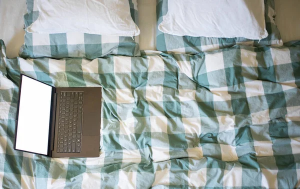 Laptop Eller Tablett Sängen Vit Tom Skärm För Kopiering Utrymme — Stockfoto