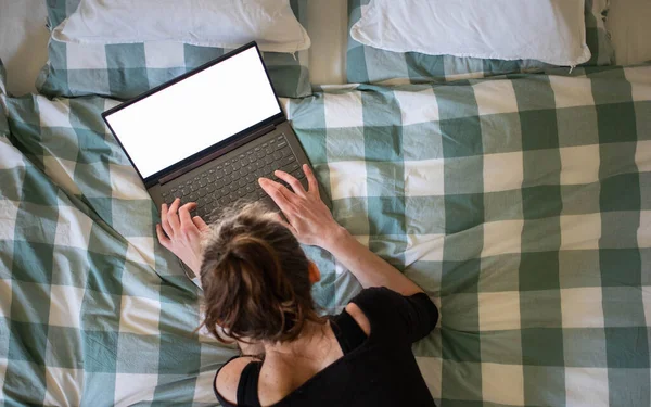 Kvinna Som Använder Laptop Eller Tablett Sängen Vit Tom Skärm — Stockfoto