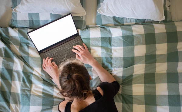 Mulher Usando Laptop Tablet Cama Branco Tela Vazia Para Espaço — Fotografia de Stock