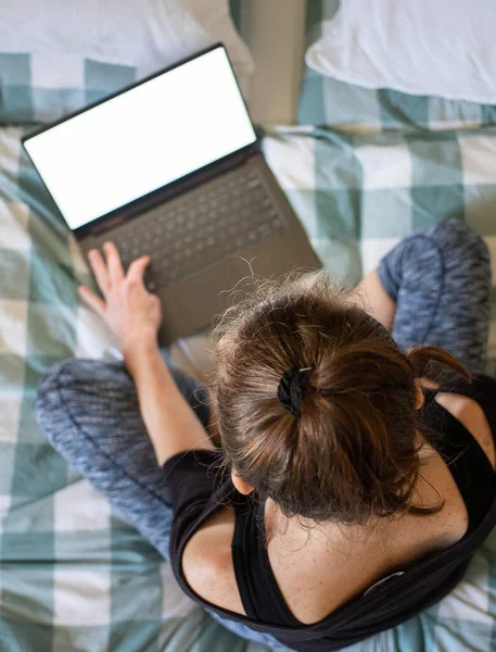 Mulher Usando Laptop Tablet Cama Branco Tela Vazia Para Espaço — Fotografia de Stock