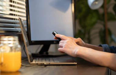 Ev sahibi kadın gün batımında bilgisayarla çalışıyor.