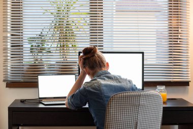 Depresyonda olan bir kadın evde başını tutup çalışıyor. 