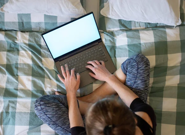 Mulher Usando Laptop Tablet Cama Branco Tela Vazia Para Espaço — Fotografia de Stock