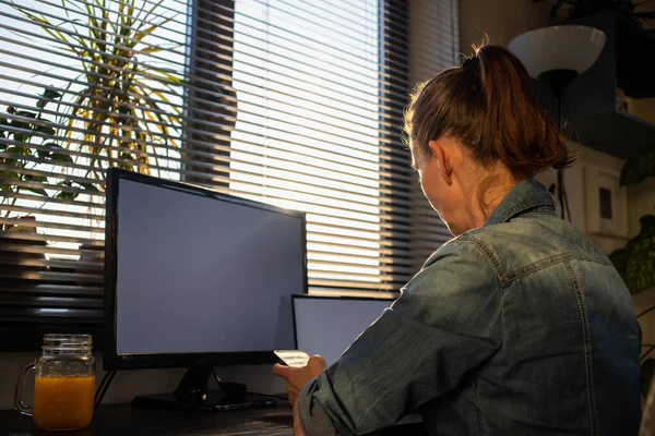Home Office Mulher Trabalhando Computador Pôr Sol Luzes — Fotografia de Stock