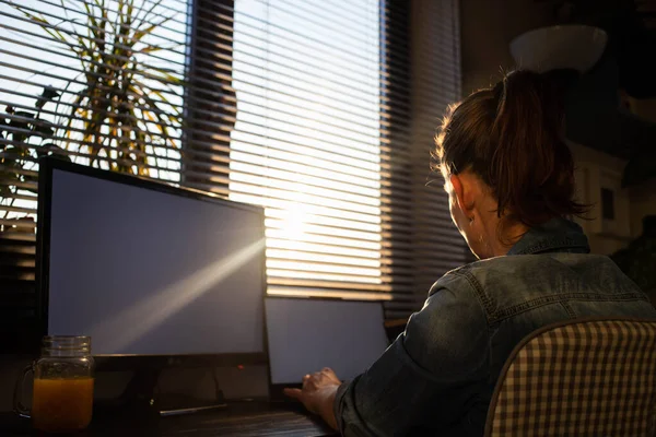 Home Office Mulher Trabalhando Computador Pôr Sol Luzes — Fotografia de Stock