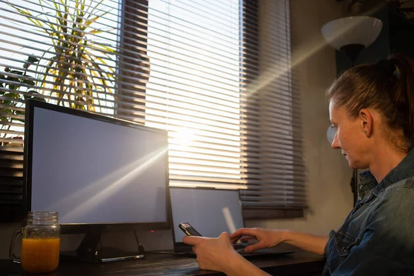 Home Office Mulher Trabalhando Computador Pôr Sol Luzes — Fotografia de Stock