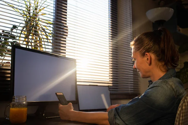 Home Office Mulher Trabalhando Computador Pôr Sol Luzes — Fotografia de Stock