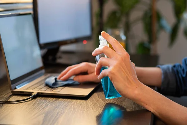 Desinfecteren Computer Laptop Toetsenbord Coronavirus Bescherming — Stockfoto