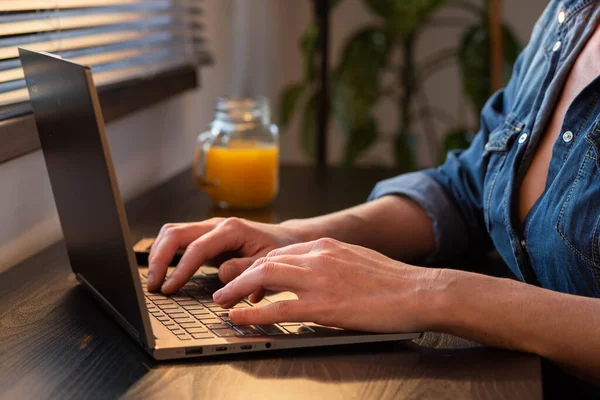 Home Office Woman Working Computer Sunset Lights — Stock Photo, Image