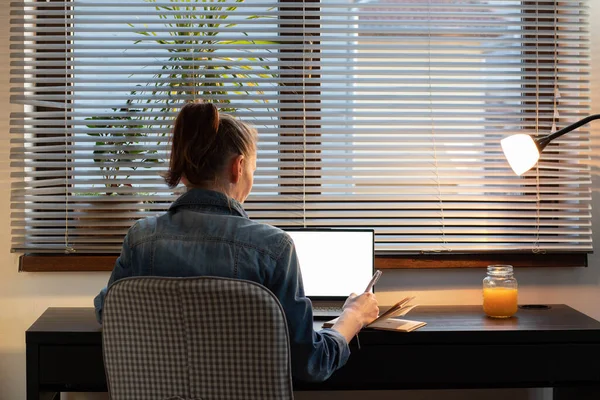 Home Office Mulher Trabalhando Computador Entardecer Tela Branca Para Espaço — Fotografia de Stock