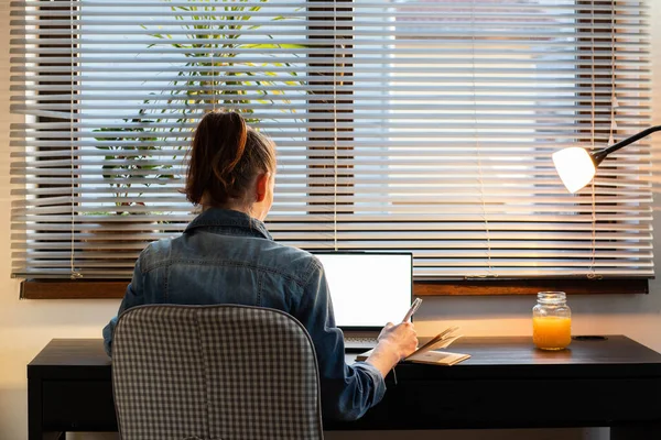 Home Office Mulher Trabalhando Computador Entardecer Tela Branca Para Espaço — Fotografia de Stock