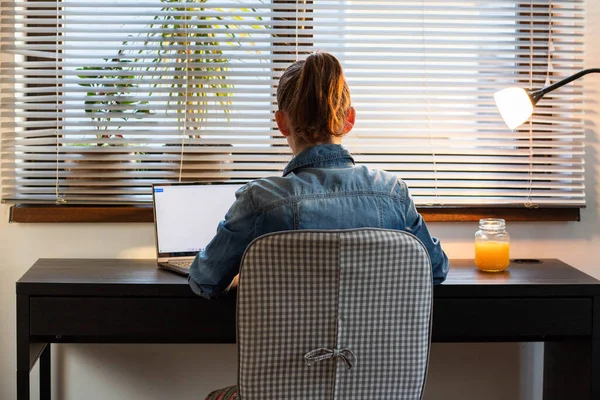 Home Office Mulher Trabalhando Computador Entardecer Tela Branca Para Espaço — Fotografia de Stock