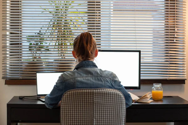 Home Office Mulher Trabalhando Computador Entardecer Tela Branca Para Espaço — Fotografia de Stock