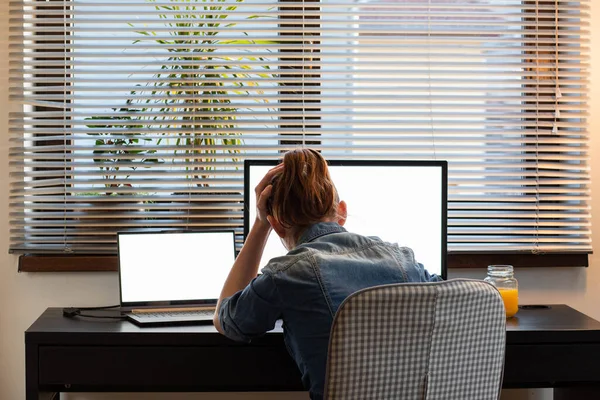 Deprimerad Kvinna Som Arbetar Hemifrån Håller Huvudet — Stockfoto