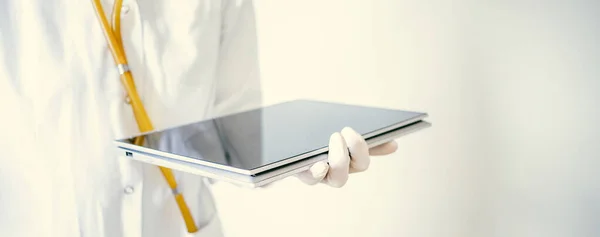 Medico Che Lavora Tablet Assistenza Medica — Foto Stock