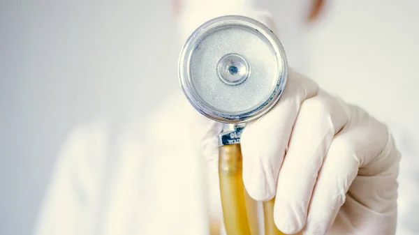 Ženský Lékař Drží Stetoskop — Stock fotografie