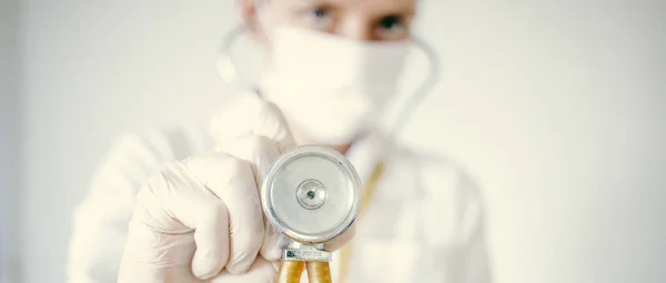 Ženský Lékař Drží Stetoskop — Stock fotografie
