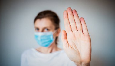 Tıbbi maske takan Coronavirus kadınını durdurun ve 2019-NCoV savaşını başlatın.