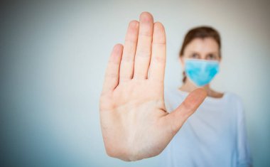Tıbbi maske takan Coronavirus kadınını durdurun ve 2019-NCoV savaşını başlatın.