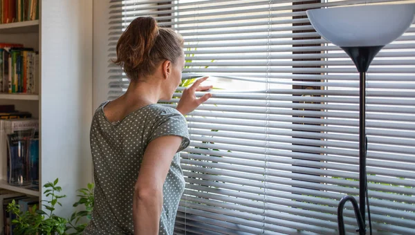 Covid 19検疫精神衛生 コロナウイルスを考えて窓の外を見て自宅で隔離された女性の自己 — ストック写真