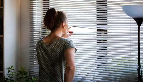 Covid Quarentena Saúde Mental Mulher Auto Isolado Casa Pensativo Olhando — Fotografia de Stock