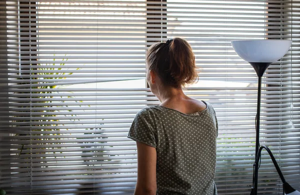 Covid Salute Mentale Quarantena Donna Auto Isolato Casa Pensoso Guardando — Foto Stock