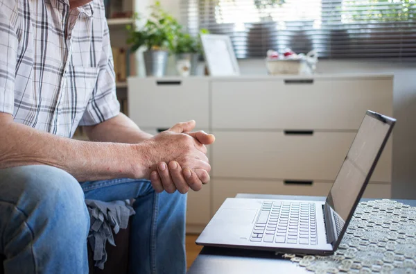 Covid Mãos Quarentena Homem Idoso Com Laptop Casa — Fotografia de Stock