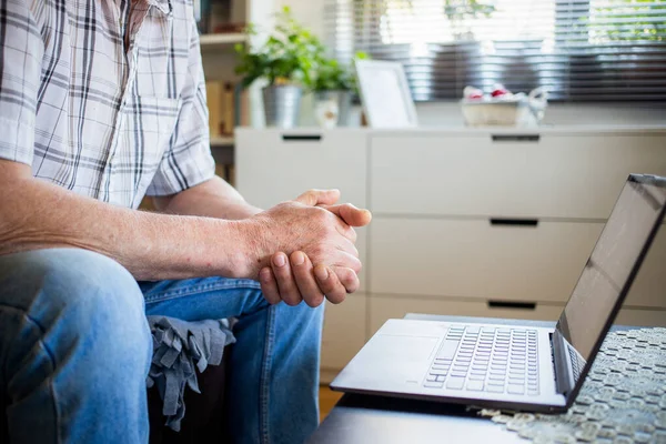 Covid Mãos Quarentena Homem Idoso Com Laptop Casa — Fotografia de Stock