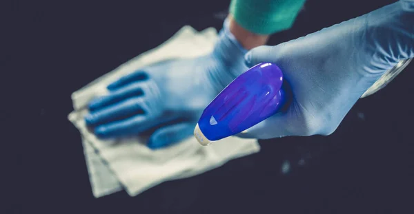 表面家庭用洗浄スプレー抗菌消毒スプレーボトル消毒に対してCovid 19普及医療用青手袋を身に着けている 病院や公共空間での表面予防を衛生化する — ストック写真