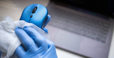Ofis temizleyici fare ve fare silici mendiller. Coronavirus COVID-19, çalışma masasının temizlik dezenfeksiyonunu dezenfekte et.