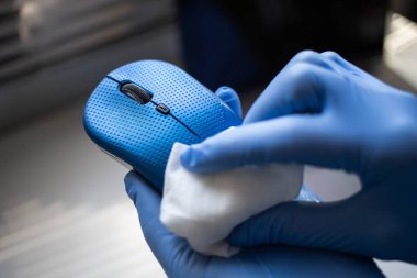 Ofis temizleyici fare ve fare silici mendiller. Coronavirus COVID-19, çalışma masasının temizlik dezenfeksiyonunu dezenfekte et.