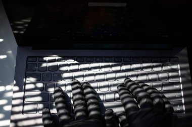Siyah eldivenli el yazısıyla veri koruması online dolandırıcılık hackerı.