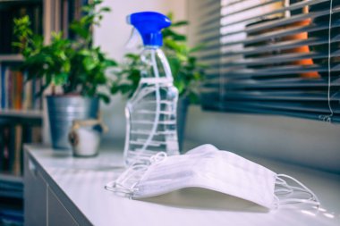 Corona virüsü önleme tıbbi maskeler ve dezenfektan