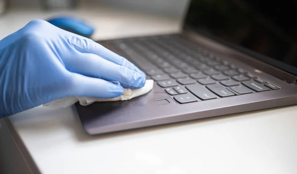 オフィスの消毒用ワイプノートパソコンのキーボードを拭く コロナウイルスCovid 19作業机の消毒消毒を消毒 — ストック写真
