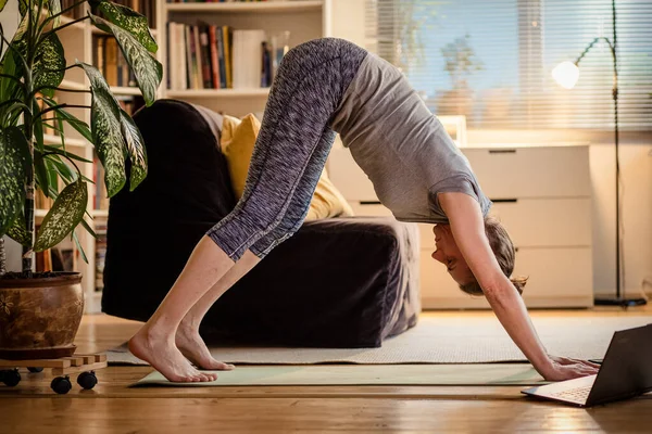 Kvinna Gör Yoga Träning Hemma Titta Videor Online Bärbar Dator — Stockfoto