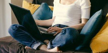 Evden çalışan kadın - koronavirüs.