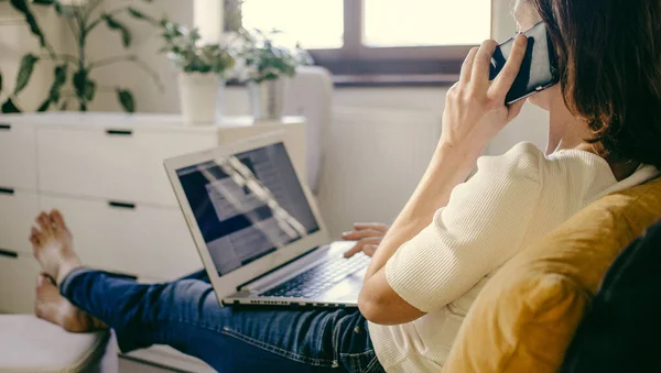 Vrouw Werkt Vanuit Huis Coronavirus — Stockfoto