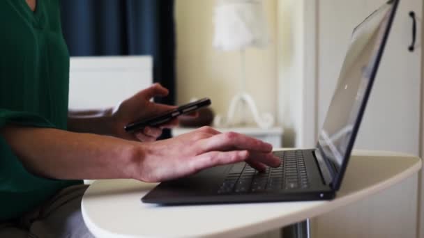 Mulheres Mãos Trabalhando Laptop Smartphone Quarto — Vídeo de Stock