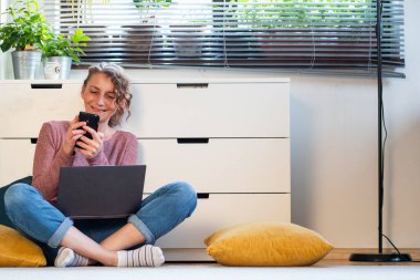 Oturma odasından çalışan ya da sohbet eden bir kadın.