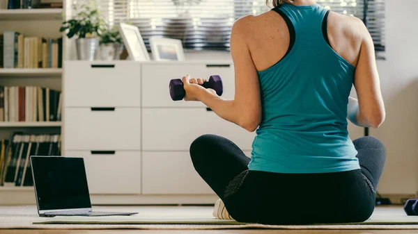 Casa Concetto Allenamento Donna Soggiorno Con Laptop Manubri Salute Mentale — Foto Stock