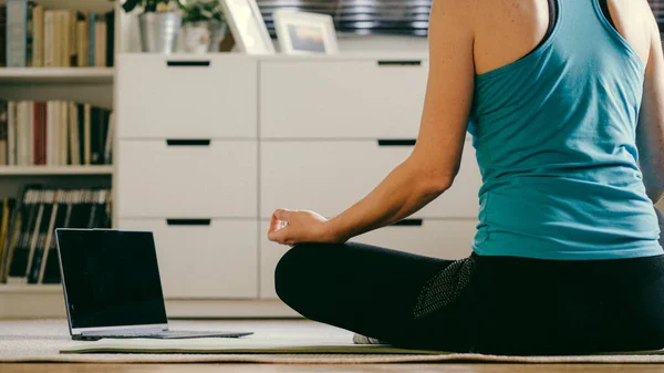 Kvinna Yogapose Vardagsrum Med Laptop — Stockfoto