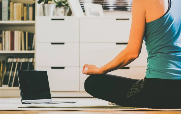Kvinna Yogapose Vardagsrum Med Laptop — Stockfoto