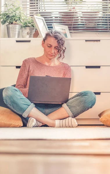 Vrouw Werken Chatten Online Vanuit Haar Gezellige Woonkamer — Stockfoto