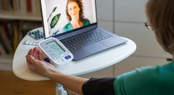 Conceito Telemedicina Mulher Idosa Falando Com Seu Médico Line Tomando — Fotografia de Stock