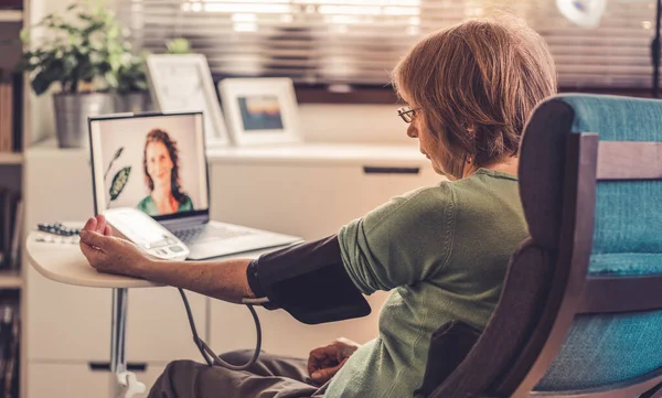 Conceito Telemedicina Mulher Idosa Falando Com Seu Médico Line Tomando — Fotografia de Stock