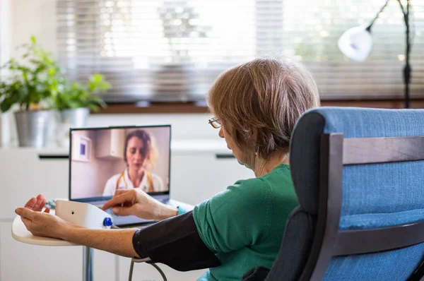 Conceito Telemedicina Mulher Idosa Falando Com Seu Médico Line Tomando — Fotografia de Stock